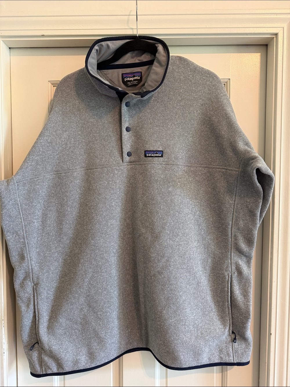 Patagonia Men's Light Gray Snap-T Fleece Pullover with Navy Trim